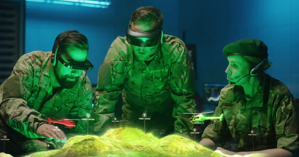 A holografikus tájképi megjelenítésről tárgyaló katonák — Stock Fotó