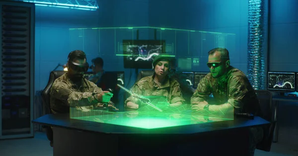 Askerler uzaktan kumandalı savaş uçağı