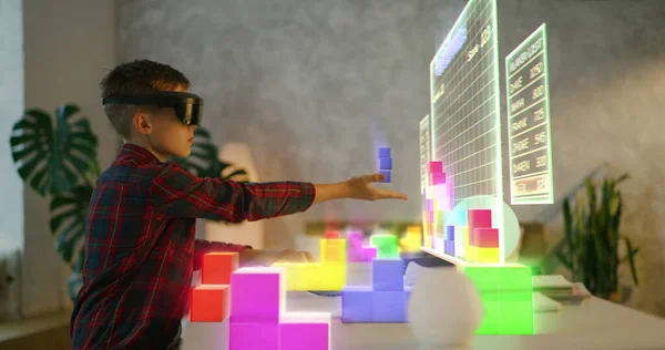 Niño jugando VR tetris — Foto de Stock