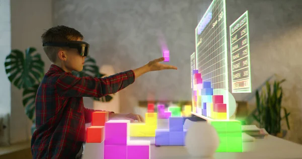 Niño jugando VR tetris — Foto de Stock