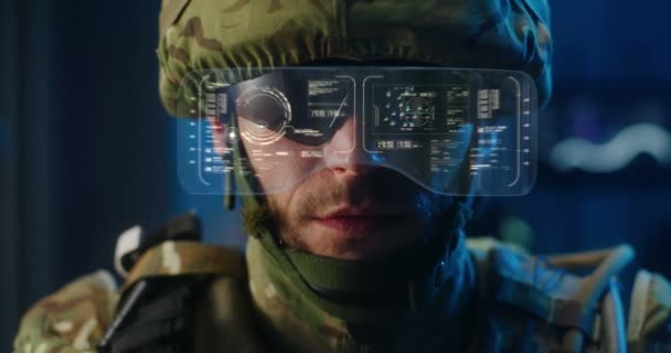 Żołnierz w zaawansowanych technologicznie okularach przeciwsłonecznych — Wideo stockowe