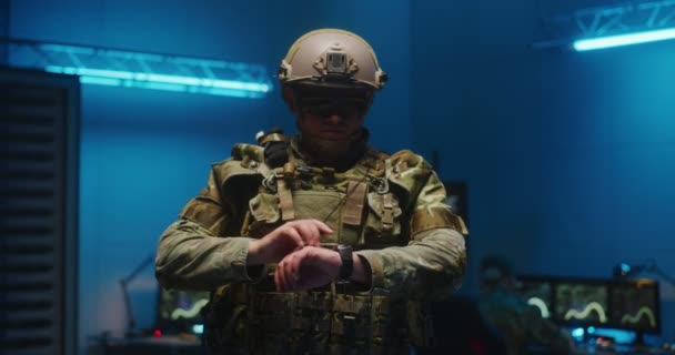 Soldat kontrollerar interaktiv holografisk karta — Stockvideo