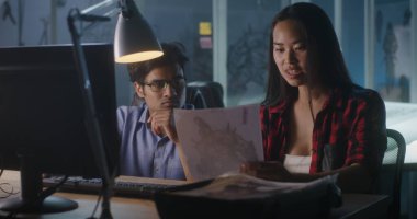 Grafik tasarımı tartışan video oyunu geliştiricileri