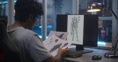 Erkek grafik tasarımcısı tasnif sanatı