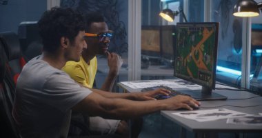 Genç erkekler video oyunu beta testi