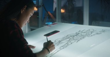 Kadın grafik tasarımcısı çizim sanatı