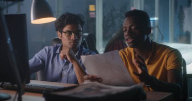 Video oyunu için 3D modellemeyi tartışan tasarımcılar