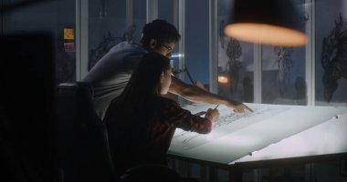 Grafik tasarımcıları video oyunu konsepti sanatı üzerinde çalışıyor
