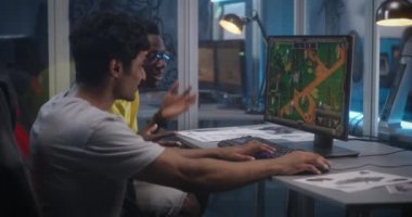 Genç erkekler video oyunu beta testi