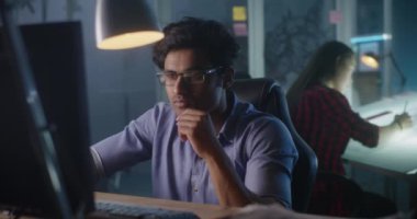 İş yerinde video oyunu geliştiricisi