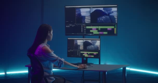 Editeur vidéo au travail dans la salle de montage — Video