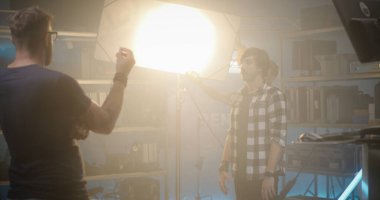 Video teçhizat dükkanında kostüm ışığı kontrol ediyor