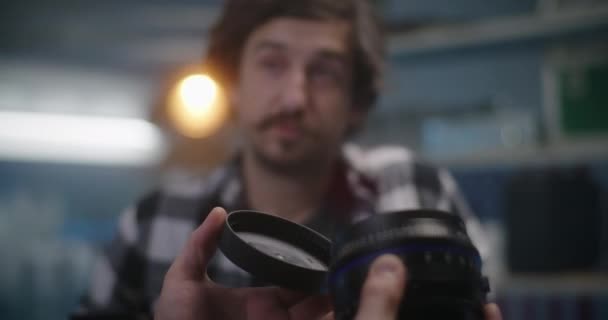 Costumer video donanım mağazasında lens tutuyor — Stok video