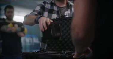 Costumer video donanım mağazasında lens tutuyor
