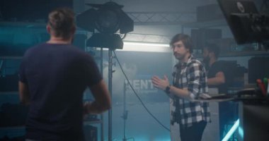 Costumer video donanım mağazasında ışık seçiyor
