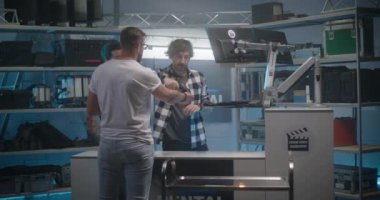 Video kiralama mağazasında kostüm kontrolü