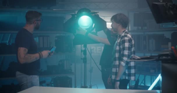 Klant kiest licht in videotheek — Stockvideo