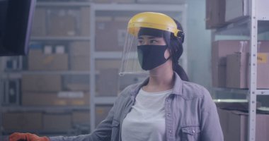 Bilgisayardan paketler hakkında bilgi kontrol eden kadınlar