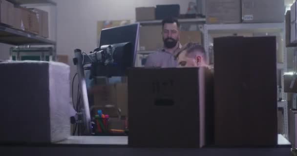 Dağıtım merkezinde paketlerle ilgilenen işçiler — Stok video