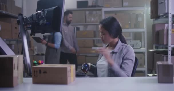 バーコードスキャナでパッケージをチェックする女性 — ストック動画