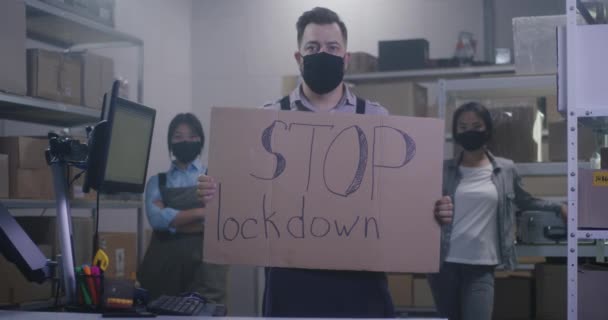 持反锁讯息的人 — 图库视频影像