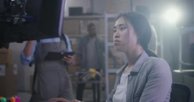 Dağıtım merkezinde çalışan genç bir kadın.