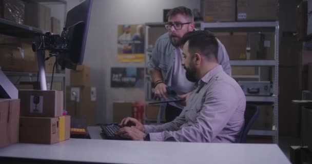 Männer arbeiten in einem Verteilzentrum — Stockvideo