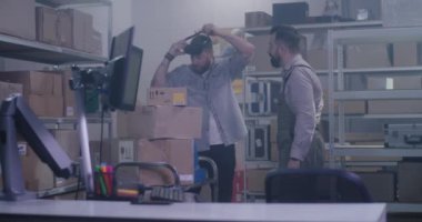 Dağıtım merkezindeki işçiler VR kulaklıkla oynuyorlar