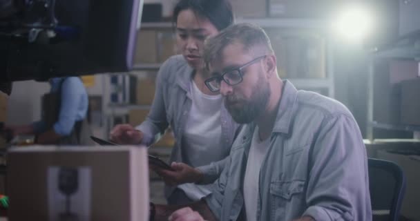 Junger Mann arbeitet in einem Verteilzentrum — Stockvideo