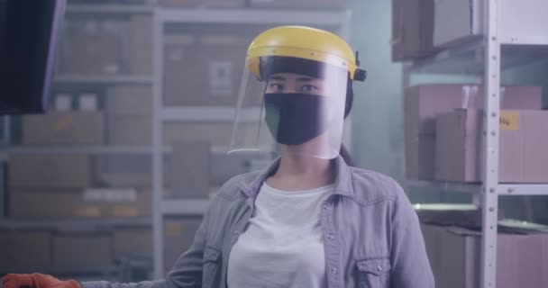 Mulher vestindo equipamento de proteção no armazém — Vídeo de Stock