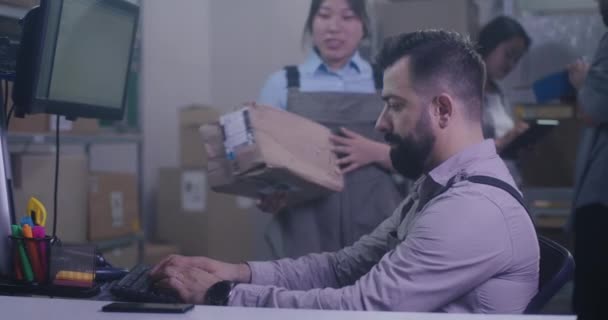 Travailleurs contrôlant les colis endommagés