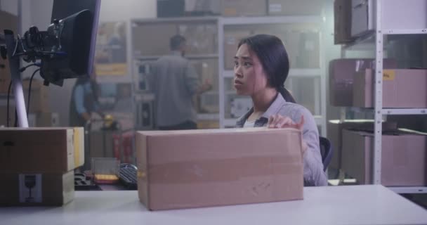 Γυναίκα ελέγχει τα πακέτα με σαρωτή barcode — Αρχείο Βίντεο