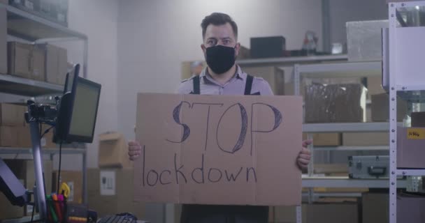 Hombre sosteniendo mensaje anti-bloqueo — Vídeos de Stock