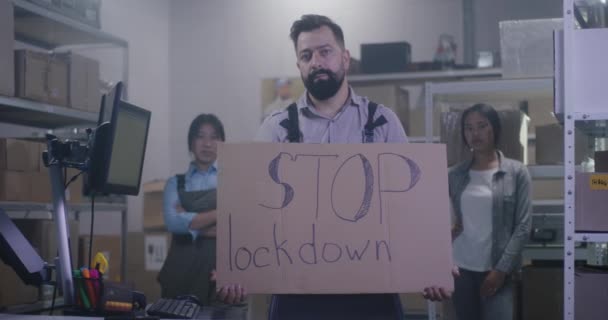 Hombre sosteniendo mensaje anti-bloqueo — Vídeo de stock