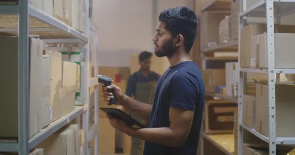 Trabalhadores caixas de verificação em um centro de distribuição — Vídeo de Stock