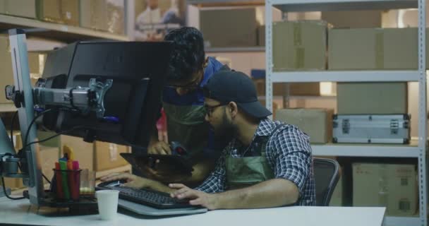 Jovem que trabalha no centro de distribuição — Vídeo de Stock