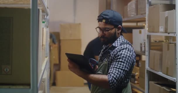 Jongeman werkzaam in distributiecentrum — Stockvideo