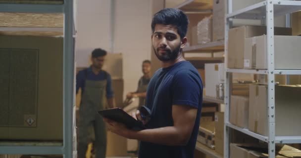 Jovem que trabalha no centro de distribuição — Vídeo de Stock