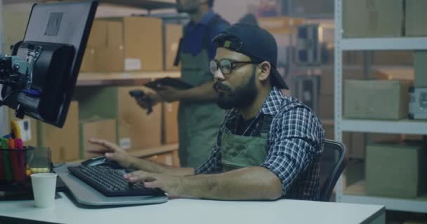 Jovem que trabalha no centro de distribuição — Vídeo de Stock