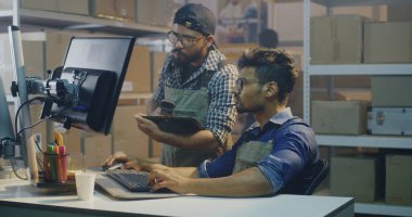 Dağıtım merkezinde çalışan genç adam.