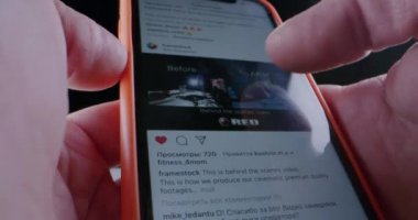 Akıllı telefondan video izleyen bir adam