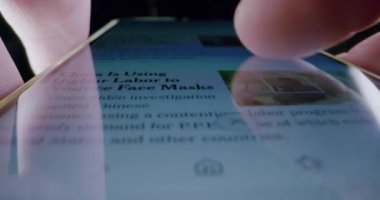 Akıllı telefon ekranında gezinen adam