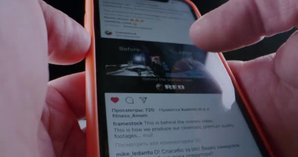 Man bläddrar bland videor på smartphone — Stockvideo
