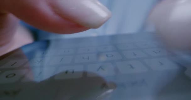 Woman typing on smartphone — Stock Video