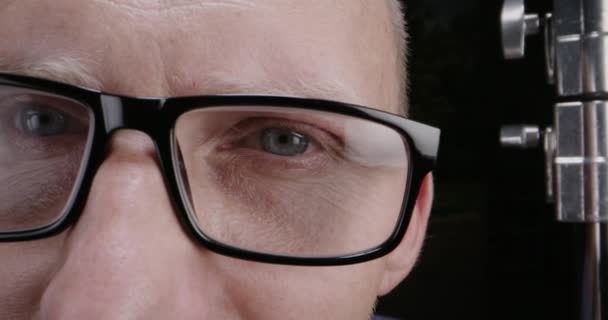 Man wearing eyeglasses and staring — Stock Video