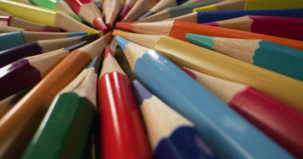 Daire içine dizilmiş renkli kalemler — Stok video
