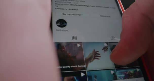 Mann wischt auf Smartphone-Bildschirm durch — Stockvideo