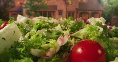 Bir tabak salatanın içinde kurtçuklar kaynıyor.