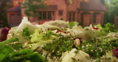 Kurtçuklar bir tabak salatanın üzerine düşüyor.