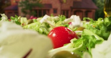 Döndürme tabağında taze salata